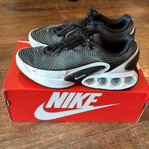 Nike AirMax DN in Black/white cool grey. Size 8 in Men’s/ 9.5 in women’s